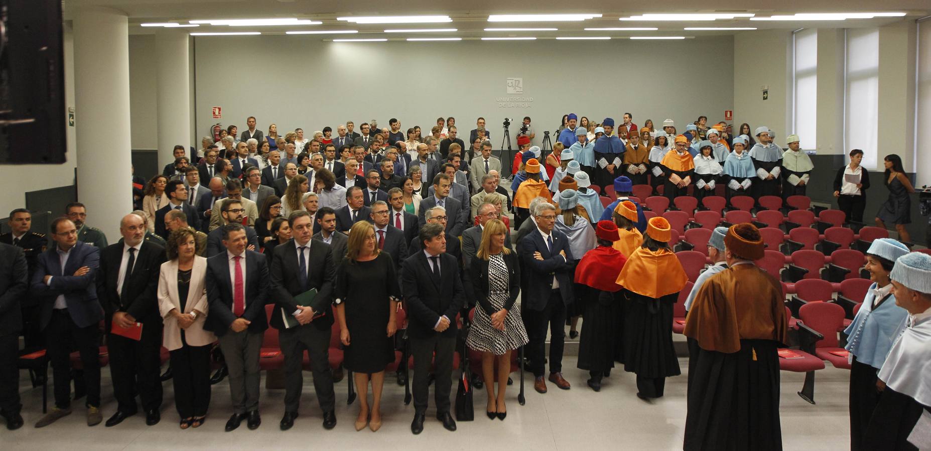 El rector de la Universidad de La Rioja (UR), Julio Rubio, ha inaugurado este lunes de forma oficial el curso 2018-2019 aunque está a dos días de someterse a una cuestión de confianza en el claustro, que podría determinar su salida de este puesto.