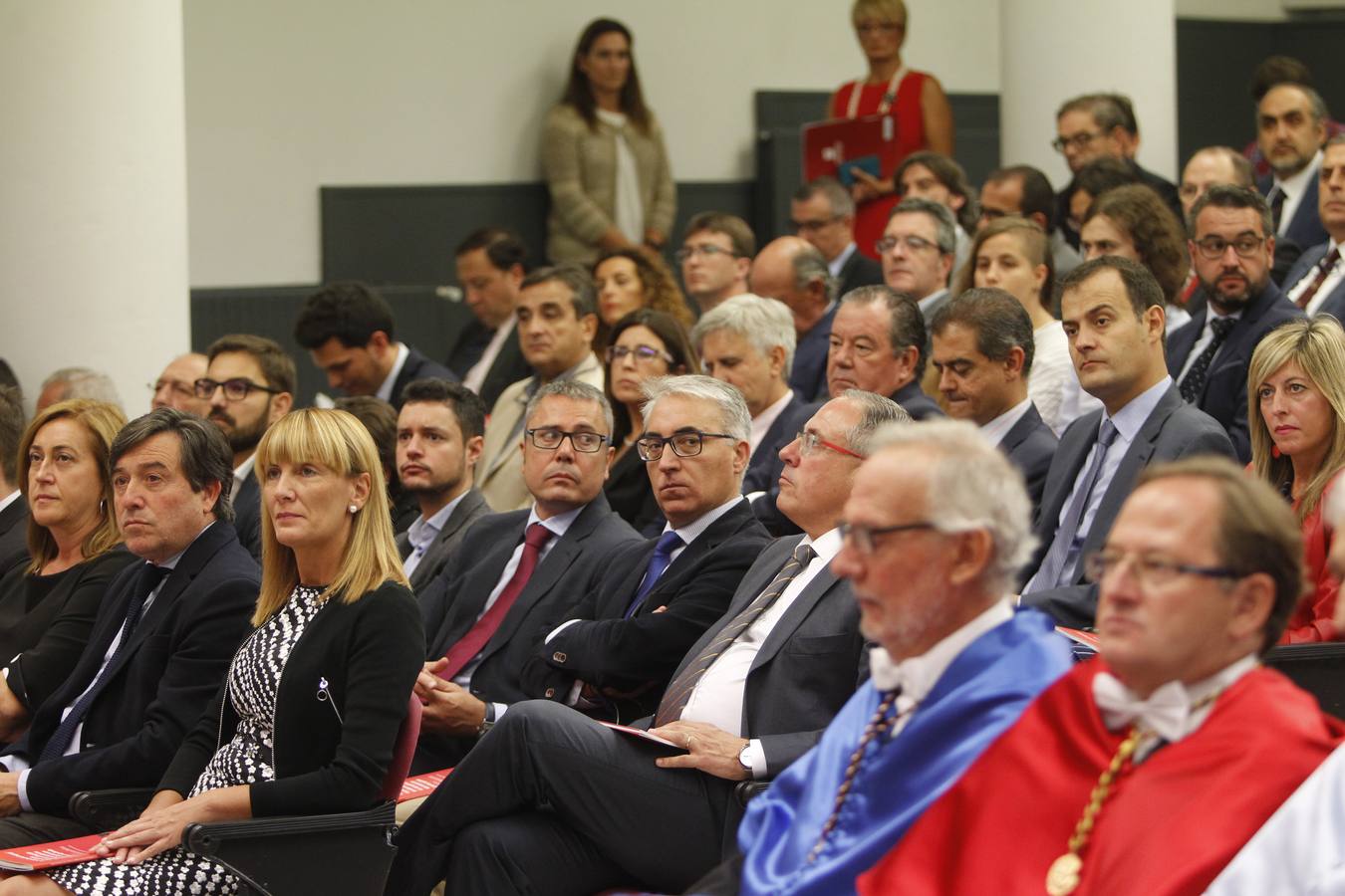 El rector de la Universidad de La Rioja (UR), Julio Rubio, ha inaugurado este lunes de forma oficial el curso 2018-2019 aunque está a dos días de someterse a una cuestión de confianza en el claustro, que podría determinar su salida de este puesto.