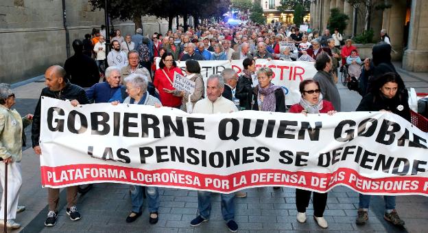 Manifestación en la tarde de ayer por las calles del centro de Logroño. :: juan marín