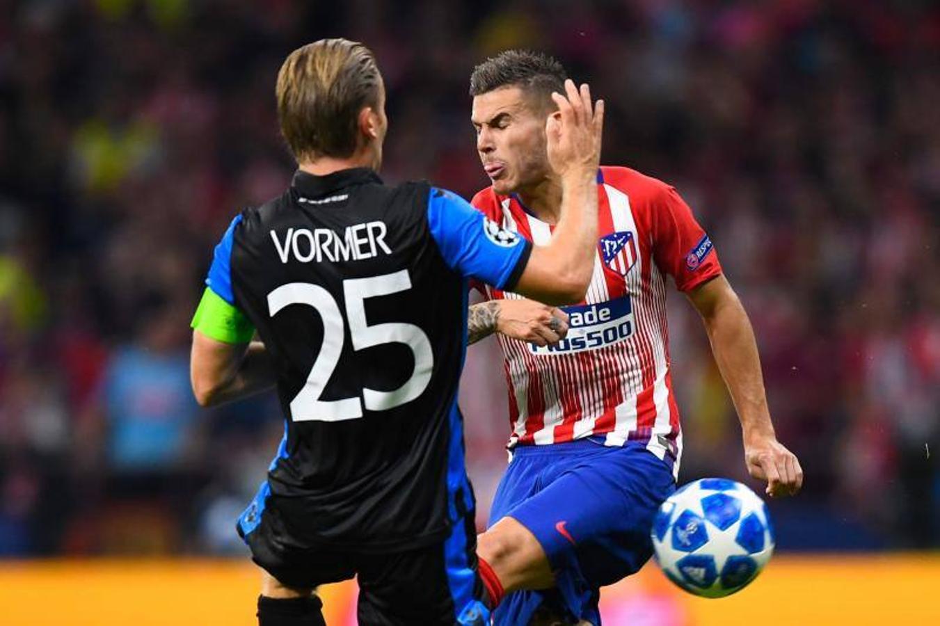 El Atlético de Madrid y el Brujas, durante el partido de la segunda jornada de la Liga de Campeones en el Metropolitano.