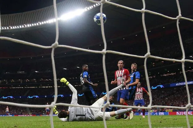 Koke logra el tercer gol del Atlético de Madrid ayer. :: reuters
