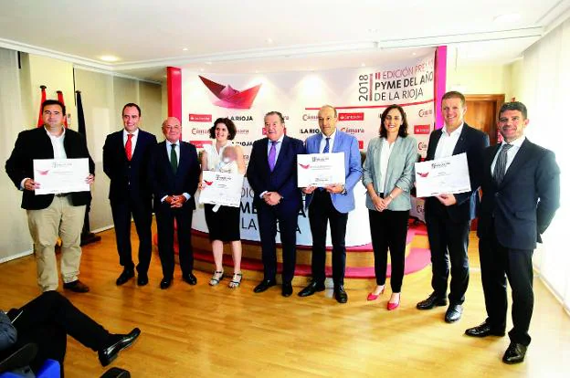 Organizadores del Premio Pyme La Rioja 2018, con las empresas distinguidas. :: juan marín
