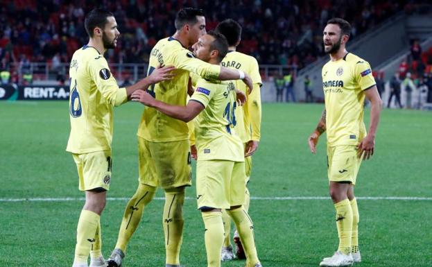 Cazorla celebra el gol con sus compañeros. 