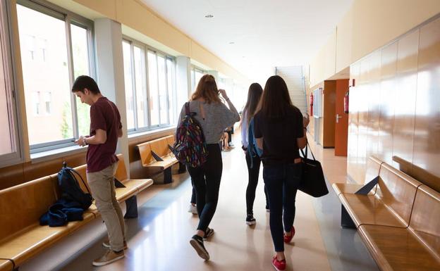 Estudiantes dirigiéndose a sus aulas en la UR.