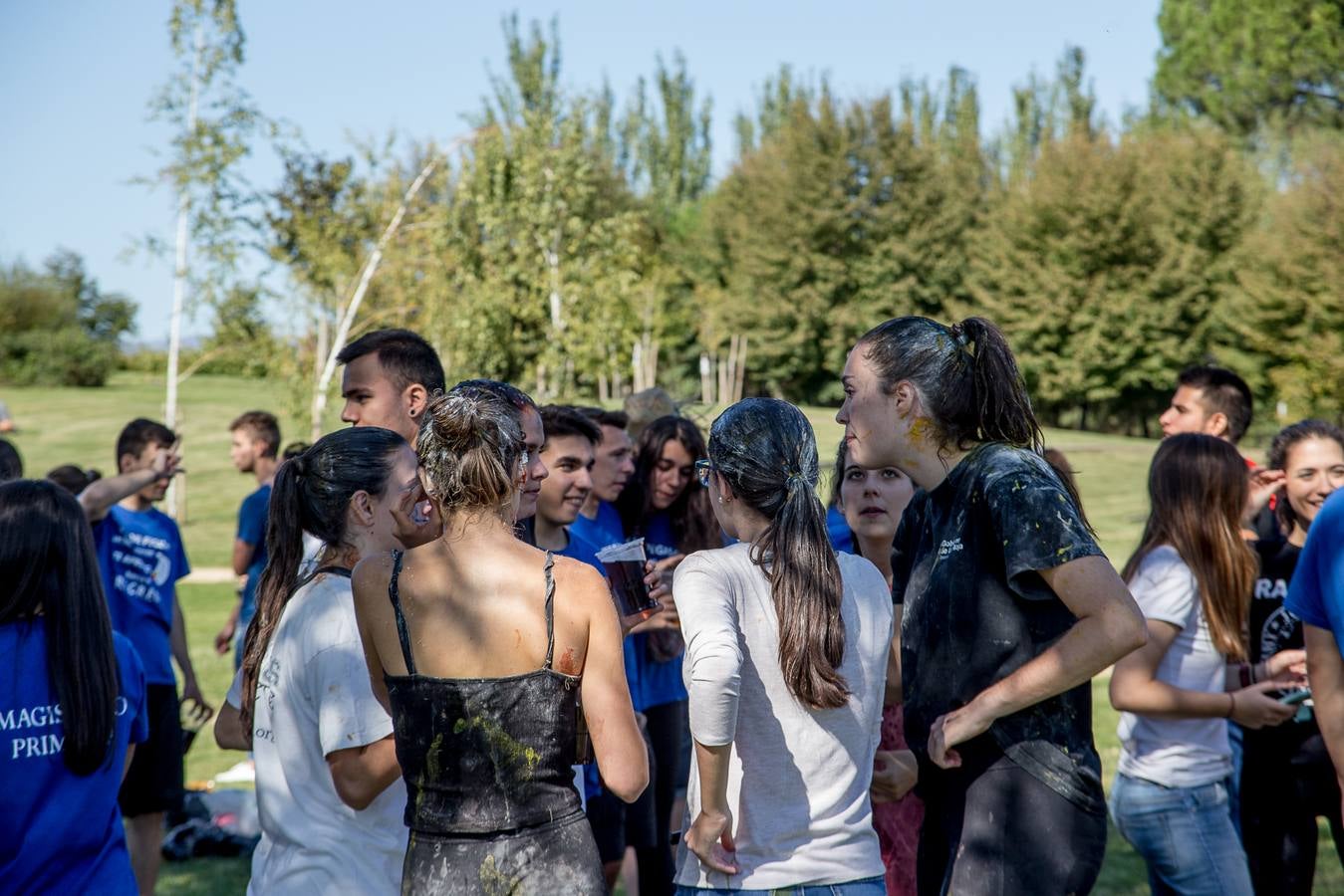 Numerosos estudiantes de la UR celebran un año más las tradicionales novatadas.