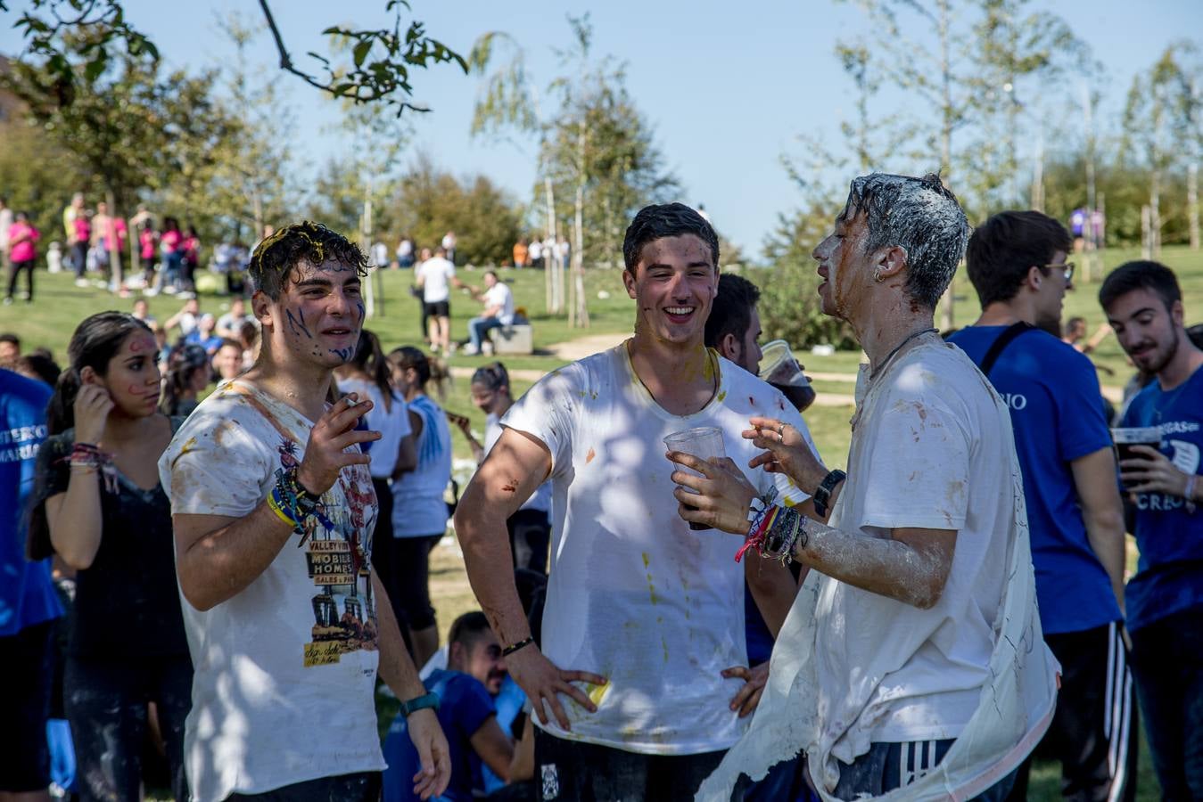 Numerosos estudiantes de la UR celebran un año más las tradicionales novatadas.