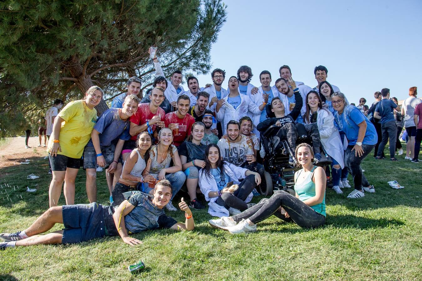 Numerosos estudiantes de la UR celebran un año más las tradicionales novatadas.