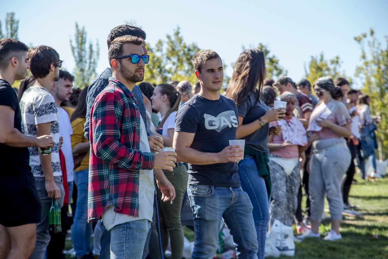 Numerosos estudiantes de la UR celebran un año más las tradicionales novatadas.