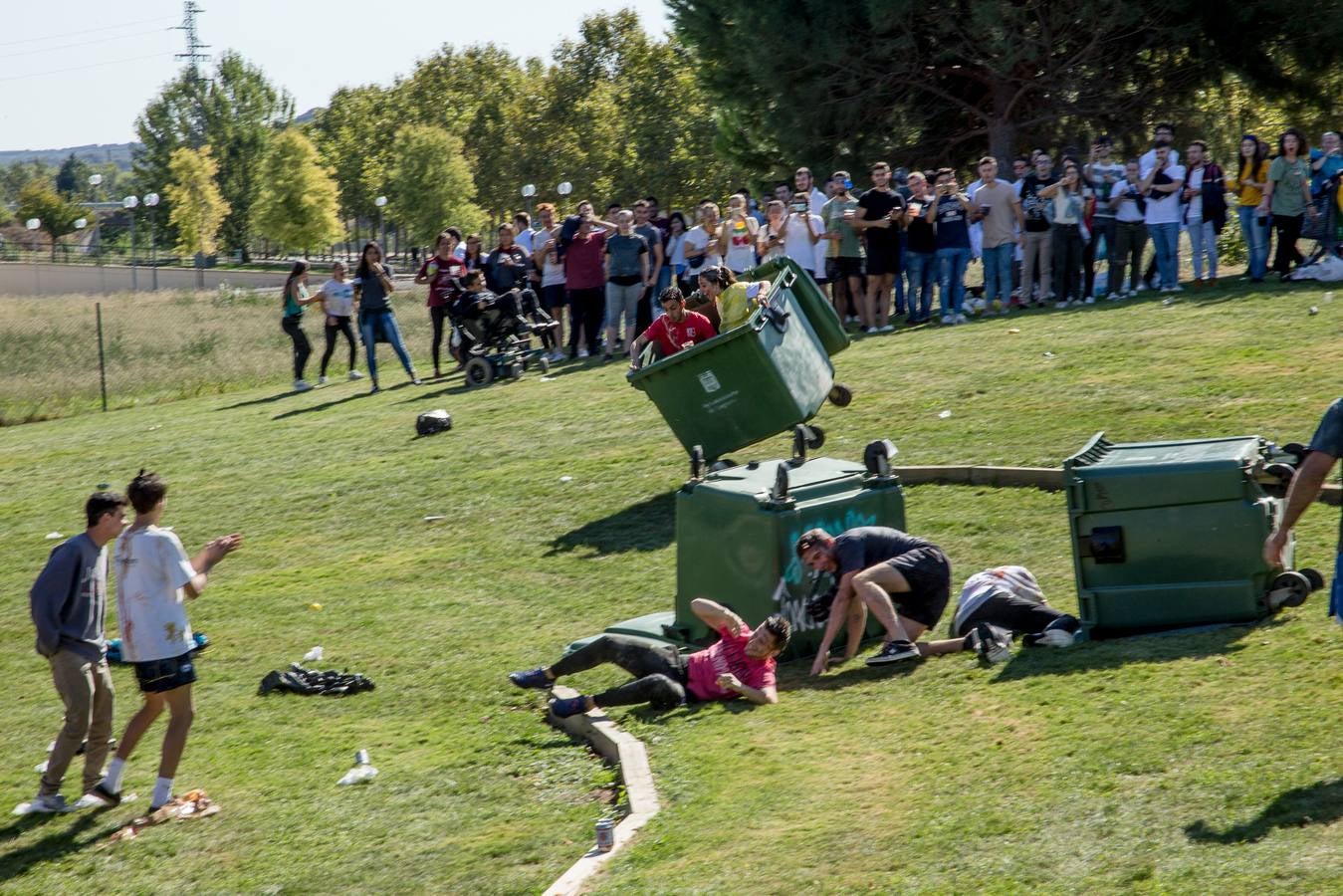 Numerosos estudiantes de la UR celebran un año más las tradicionales novatadas.