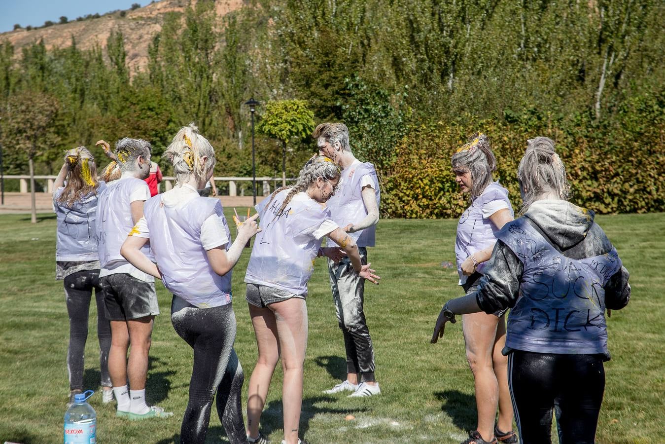 Numerosos estudiantes de la UR celebran un año más las tradicionales novatadas.