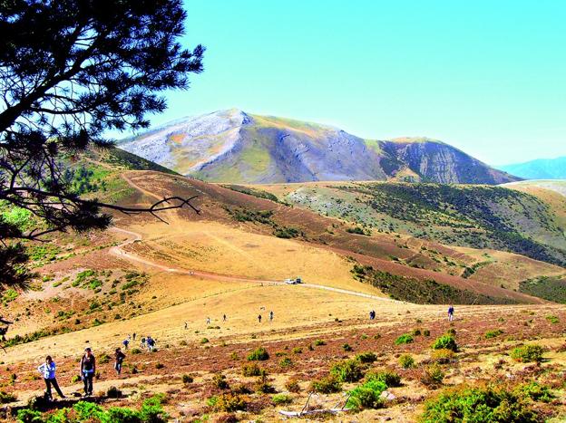  La cumbre. El Cabezo del Santo (al fondo) desde Collado Mohíno, con participantes en la marcha de hace diez años. 