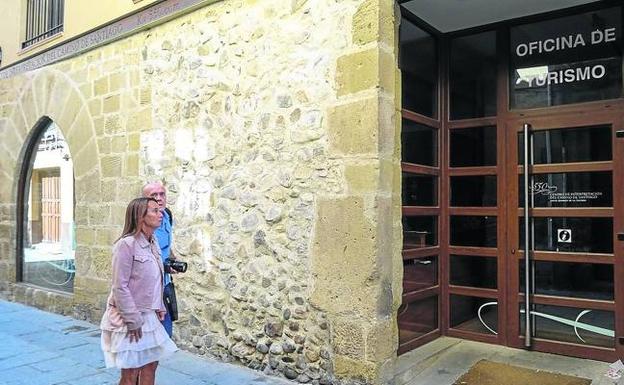 Dos turistas que ayer se encontraron cerradas las puertas de la oficina de turismo. 