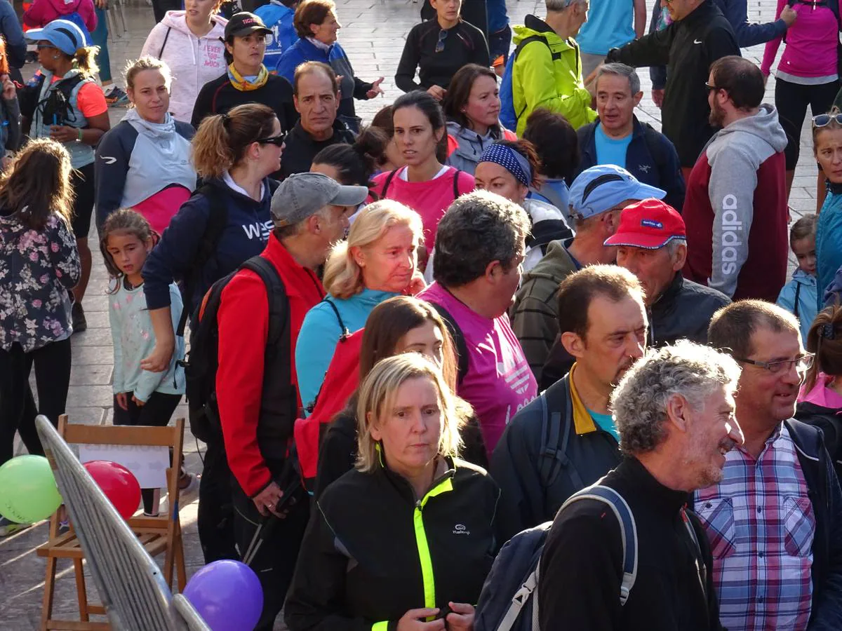 298 personas inscritas, de las que 225 tomaron la salida, y 2.982 euros recaudados. Son las cifras de la marcha senderista organizada por la peña Los Tímidos, 'Caminando, ¡por la vida!', celebrada el sábado en Ezcaray a beneficio de la Asociación Española Contra el Cáncer en La Rioja.