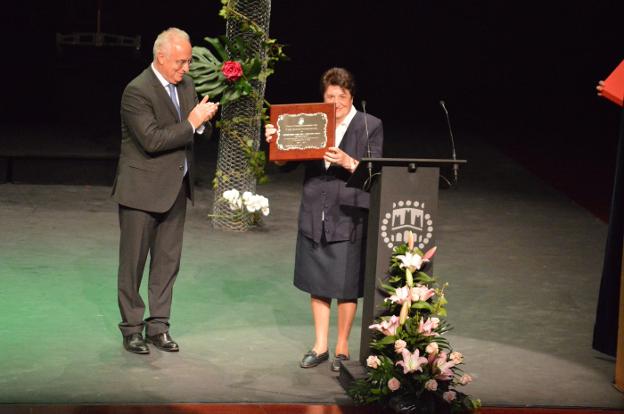 La directora del colegio, sor Concepción Cob, recibió una placa de manos de Ceniceros. 