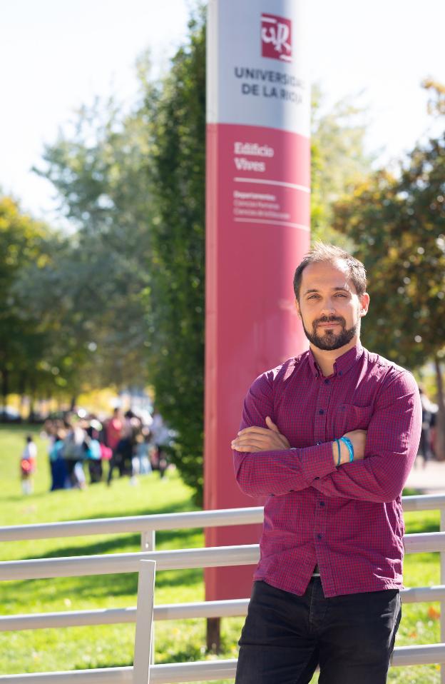 El profesor Eduardo Fonseca, en el campus de la UR. :: sonia tercero