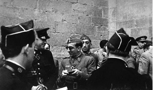 Miembros de la Legión Cóndor y militares franquistas, en la iglesia de Santiago. :: foto loyola (casa de la imagen/Archivo loyola galar)