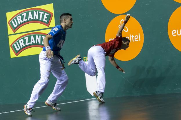 Víctor manda a Retegi Bi contra la pared izquierda. ::