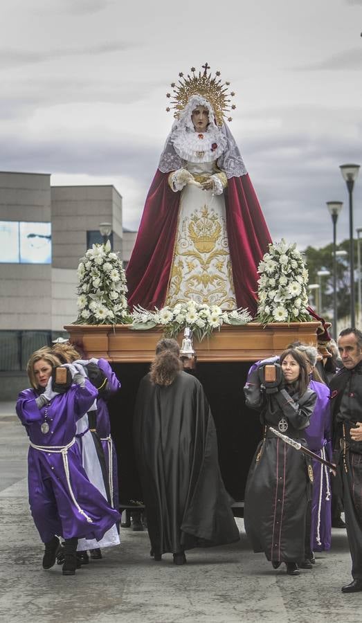 La procesión del Rosario ha partido esta mañana desde el colegio San José hasta la parroquia de La Vid, en Cascajos. Ha contado con una amplia participación de mujeres.