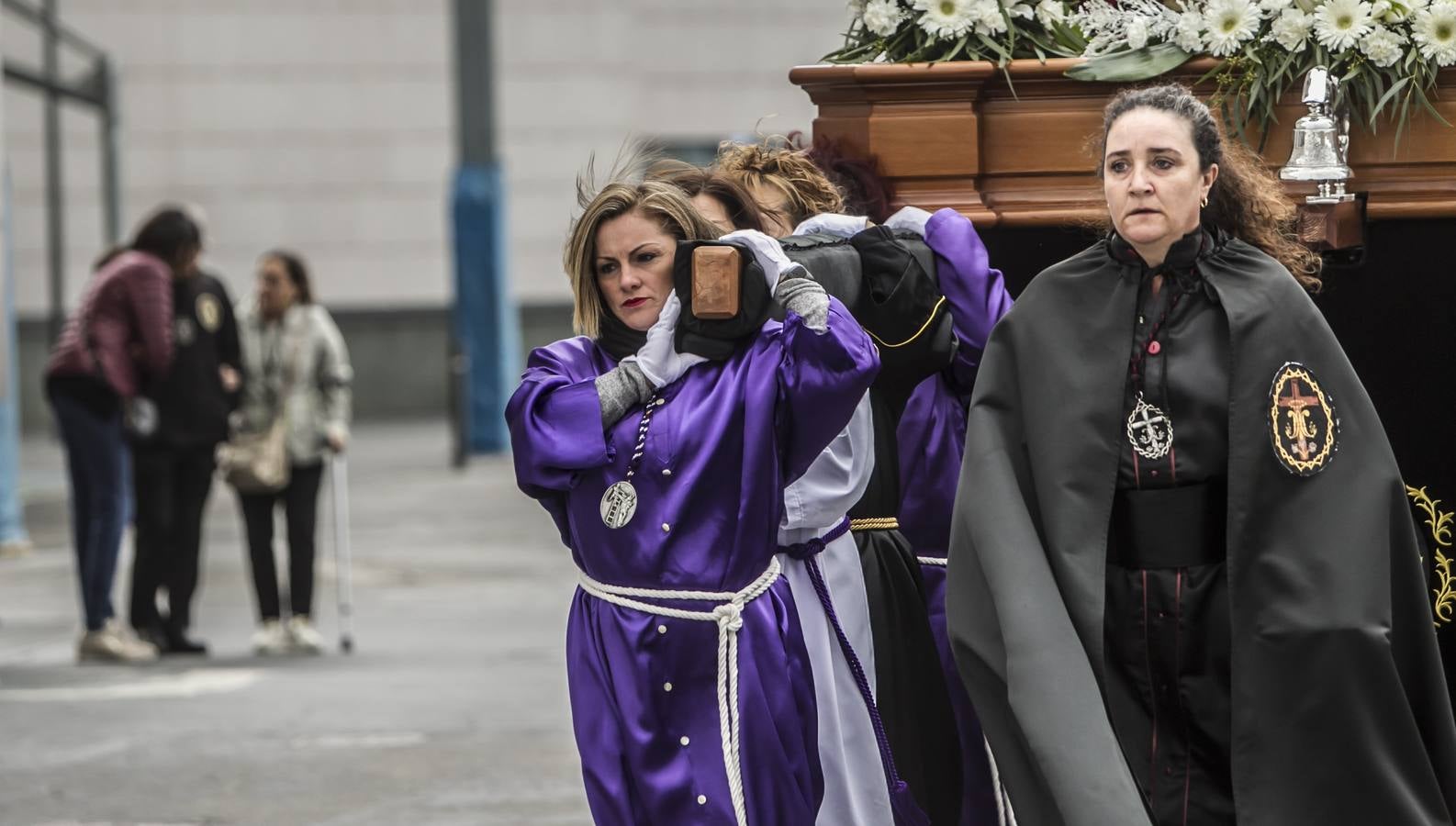 La procesión del Rosario ha partido esta mañana desde el colegio San José hasta la parroquia de La Vid, en Cascajos. Ha contado con una amplia participación de mujeres.