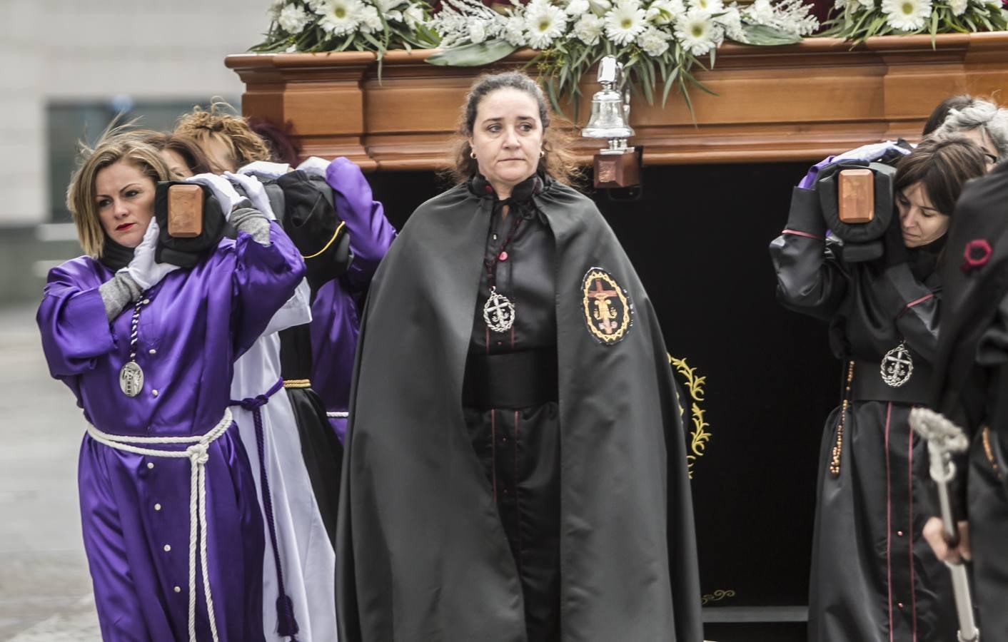 La procesión del Rosario ha partido esta mañana desde el colegio San José hasta la parroquia de La Vid, en Cascajos. Ha contado con una amplia participación de mujeres.