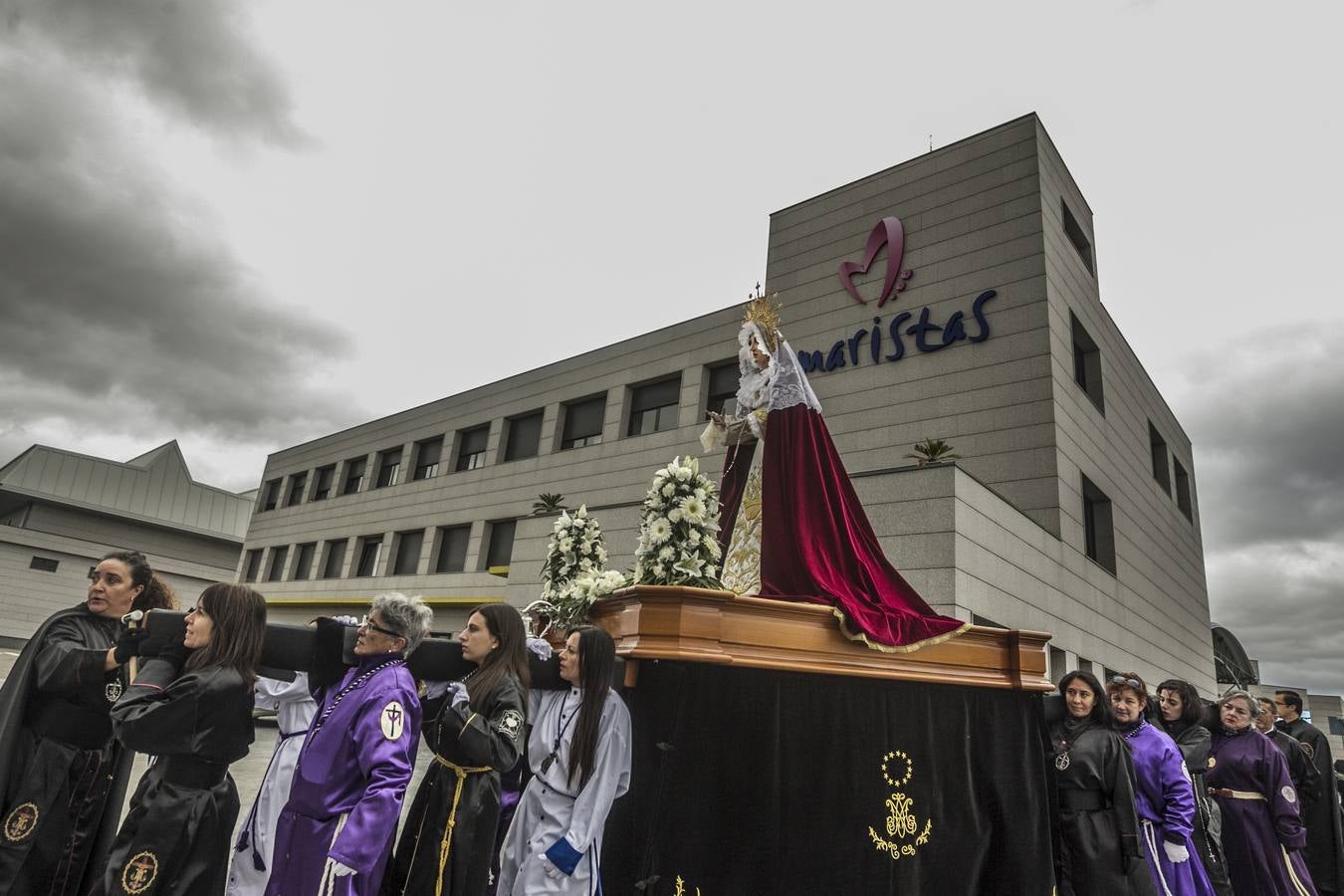 La procesión del Rosario ha partido esta mañana desde el colegio San José hasta la parroquia de La Vid, en Cascajos. Ha contado con una amplia participación de mujeres.