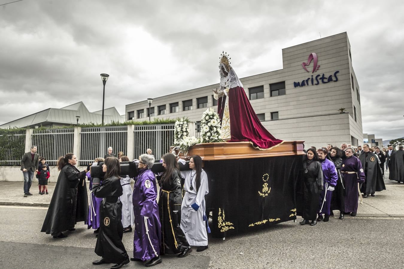 La procesión del Rosario ha partido esta mañana desde el colegio San José hasta la parroquia de La Vid, en Cascajos. Ha contado con una amplia participación de mujeres.