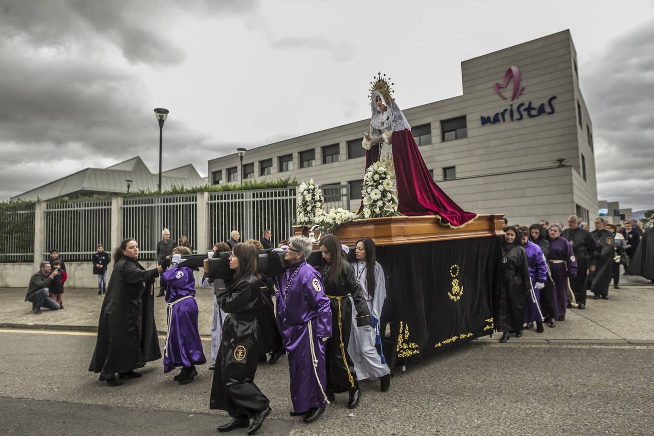 La procesión del Rosario ha partido esta mañana desde el colegio San José hasta la parroquia de La Vid, en Cascajos. Ha contado con una amplia participación de mujeres.