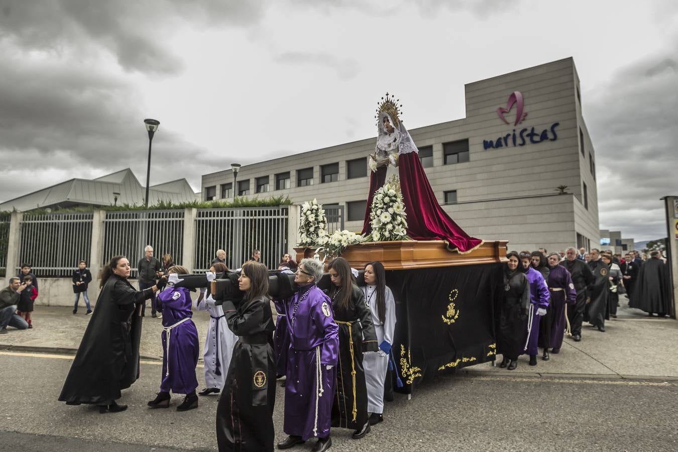 La procesión del Rosario ha partido esta mañana desde el colegio San José hasta la parroquia de La Vid, en Cascajos. Ha contado con una amplia participación de mujeres.