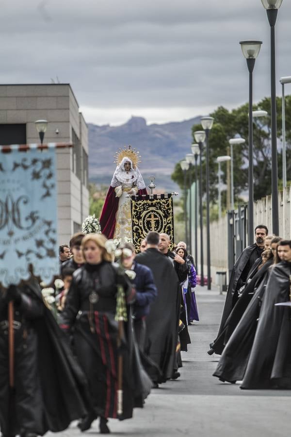 La procesión del Rosario ha partido esta mañana desde el colegio San José hasta la parroquia de La Vid, en Cascajos. Ha contado con una amplia participación de mujeres.