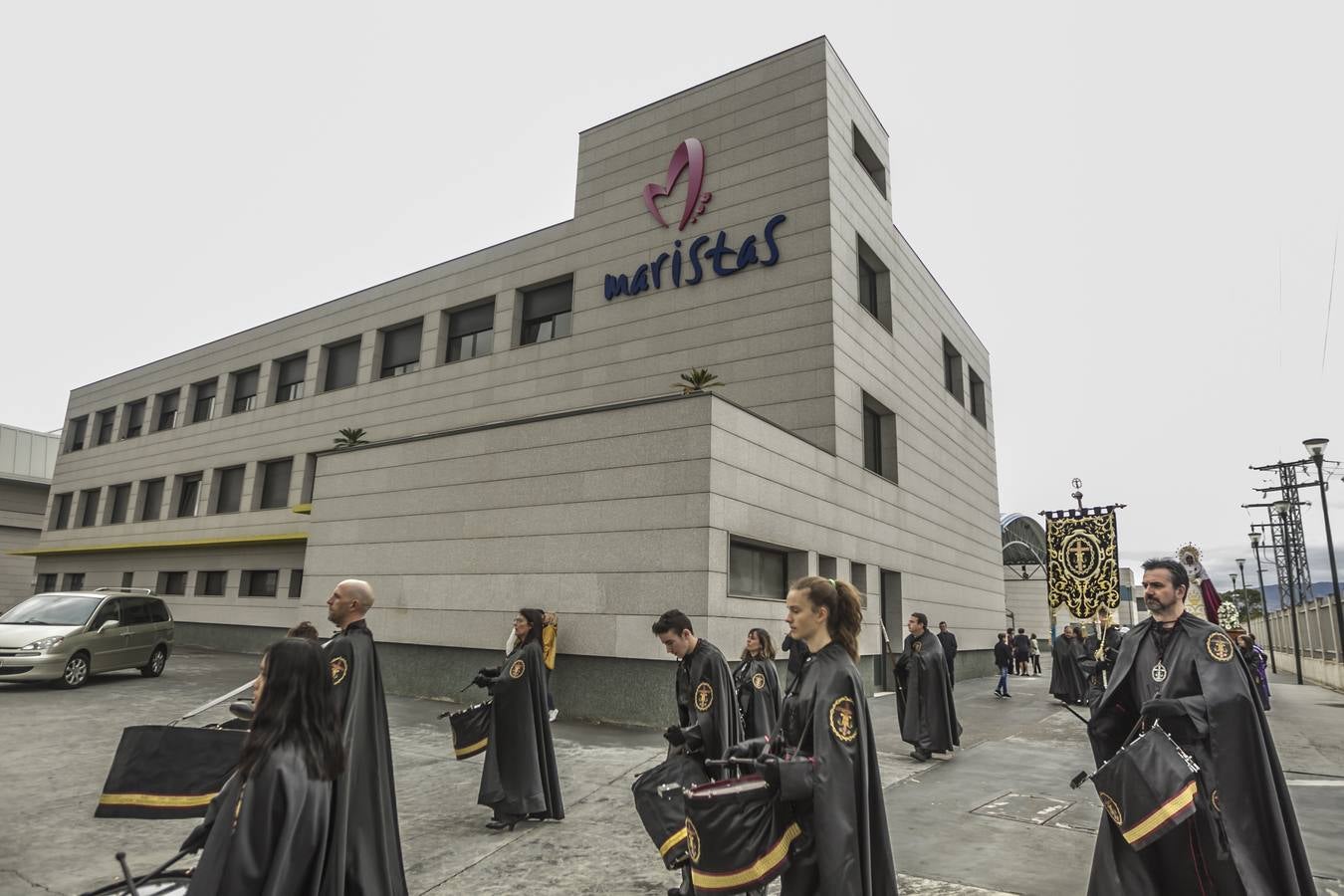 La procesión del Rosario ha partido esta mañana desde el colegio San José hasta la parroquia de La Vid, en Cascajos. Ha contado con una amplia participación de mujeres.