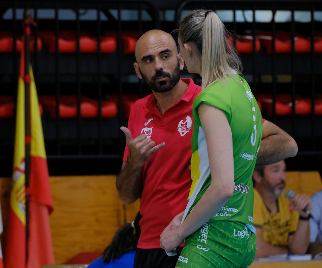 El Minis de Arluy ha ganado su quinta Supercopa al derrotar por 3-1 al Fachadas Dimurol Libby's de Tenerife en un choque en el que las jugadoras veteranas del equipo de Logroño han demostrado que mantienen su hegemonía en el voleibol femenino español.