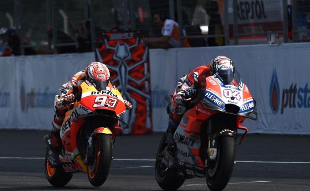 Marc Márquez (i) y Andrea Dovizioso, en el circuito de Buriram. 