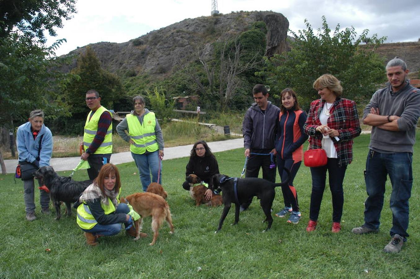 En Autol presumieron de mascota los orgullosos propietarios en una quedada divertida para todos.