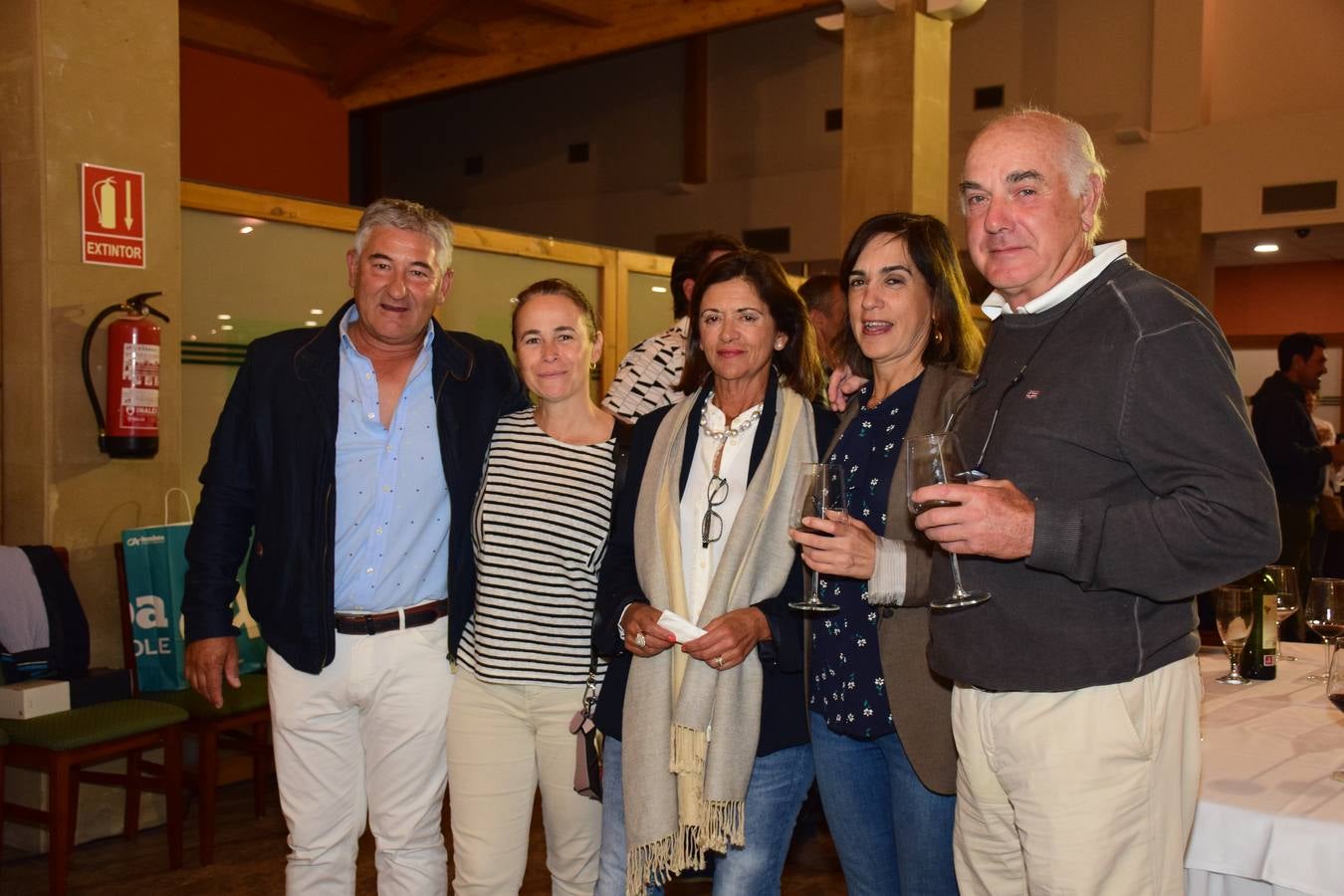 Los asistentes disfrutaron después de la jornada de juego de una cata de dos vinos de Bodegas LAN.