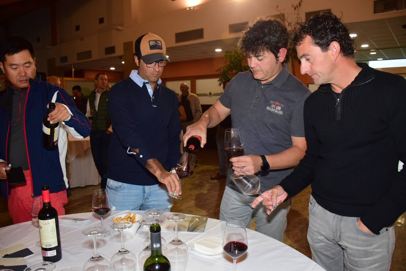 Los asistentes disfrutaron después de la jornada de juego de una cata de dos vinos de Bodegas LAN.