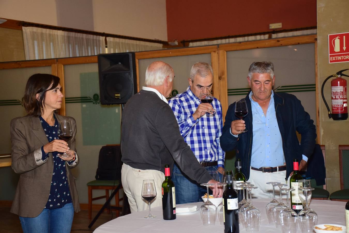 Los asistentes disfrutaron después de la jornada de juego de una cata de dos vinos de Bodegas LAN.