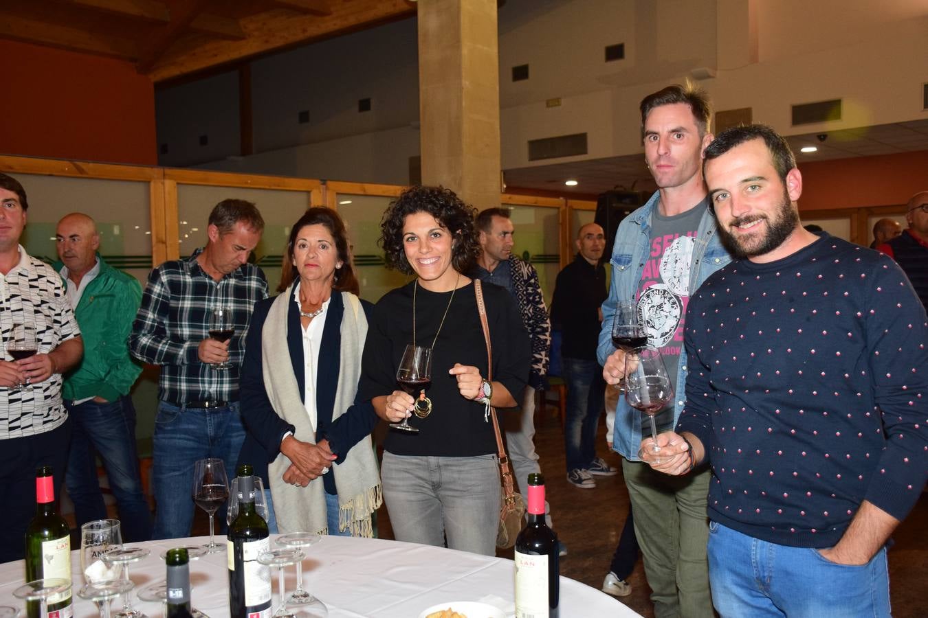 Los asistentes disfrutaron después de la jornada de juego de una cata de dos vinos de Bodegas LAN.