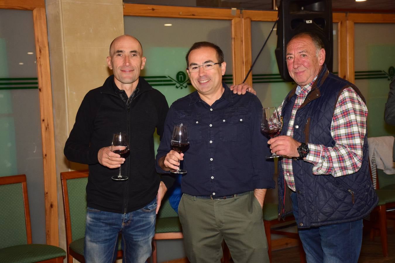 Los asistentes disfrutaron después de la jornada de juego de una cata de dos vinos de Bodegas LAN.