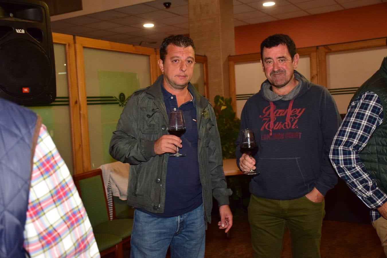 Los asistentes disfrutaron después de la jornada de juego de una cata de dos vinos de Bodegas LAN.