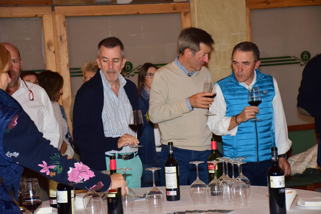 Los asistentes disfrutaron después de la jornada de juego de una cata de dos vinos de Bodegas LAN.