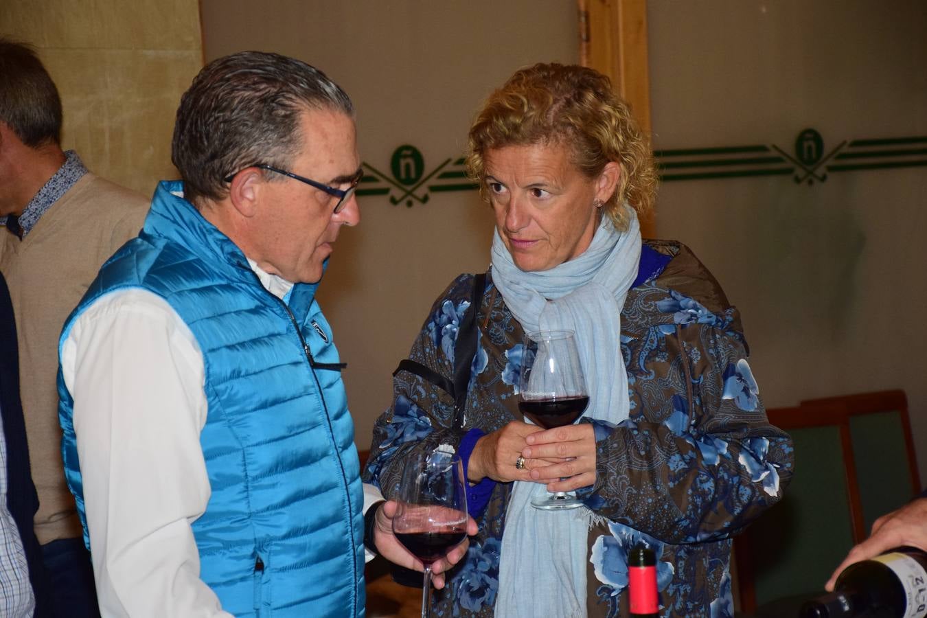 Los asistentes disfrutaron después de la jornada de juego de una cata de dos vinos de Bodegas LAN.