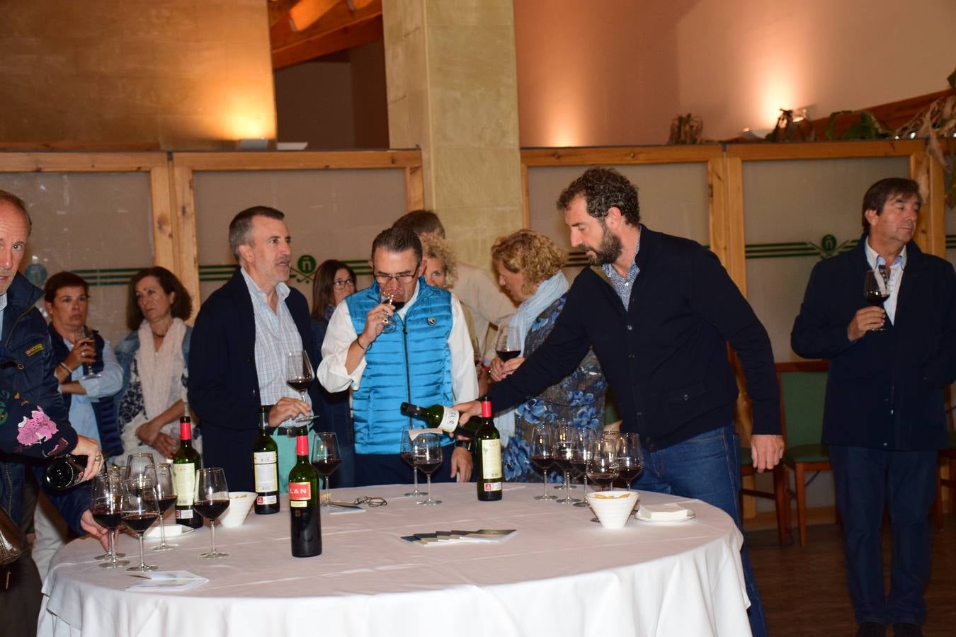 Los asistentes disfrutaron después de la jornada de juego de una cata de dos vinos de Bodegas LAN.