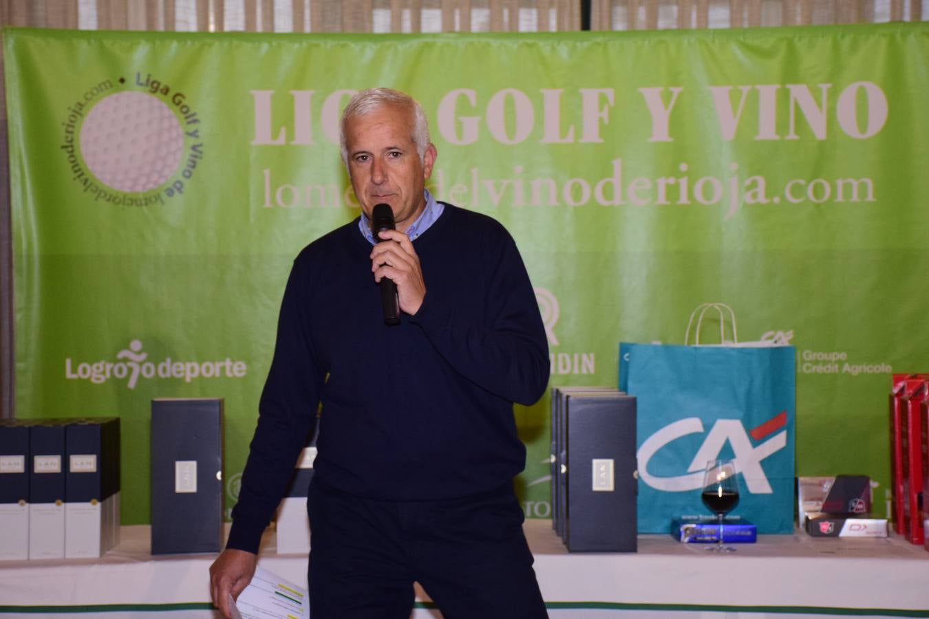 Los asistentes disfrutaron después de la jornada de juego de una cata de dos vinos de Bodegas LAN.