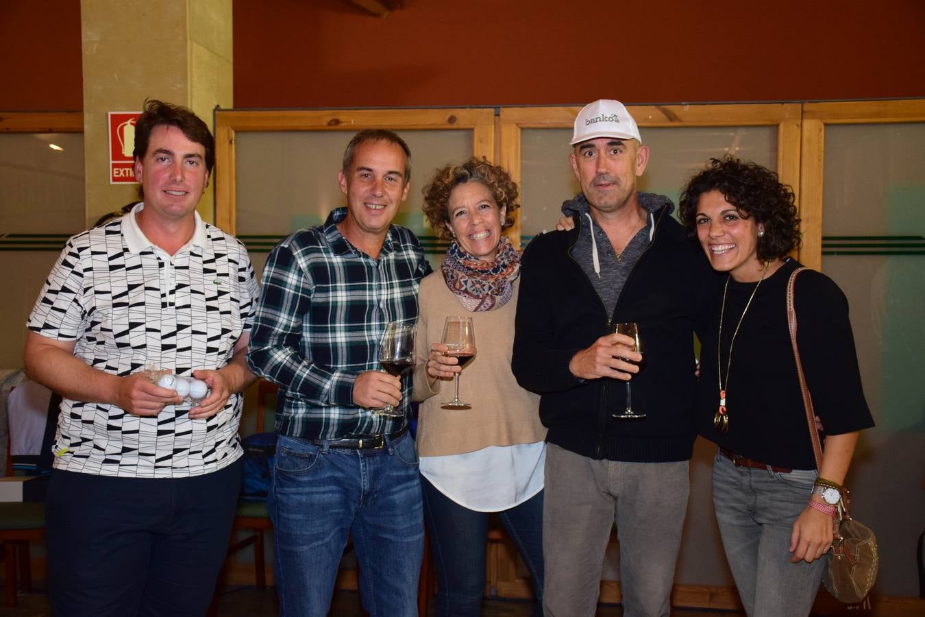 Los asistentes disfrutaron después de la jornada de juego de una cata de dos vinos de Bodegas LAN.