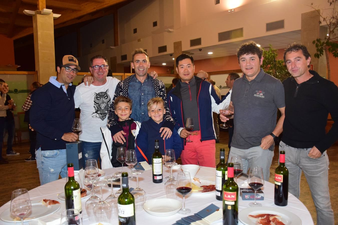 Los asistentes disfrutaron después de la jornada de juego de una cata de dos vinos de Bodegas LAN.