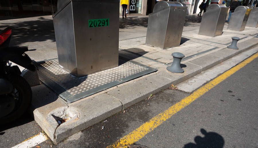 La calle San Antón de Logroño, centro de pasiones compradoras entre logroñeses y visitantes está notando el exceso de trote. La falta de mantenimiento y algunas decisiones dudosas no dejan espacio para la queja. El brillo de las luces de sus escaparates no esconde los problemas de esqueleto.