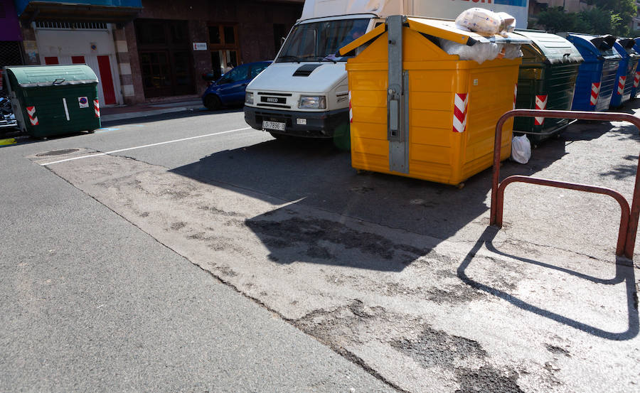 La calle San Antón de Logroño, centro de pasiones compradoras entre logroñeses y visitantes está notando el exceso de trote. La falta de mantenimiento y algunas decisiones dudosas no dejan espacio para la queja. El brillo de las luces de sus escaparates no esconde los problemas de esqueleto.