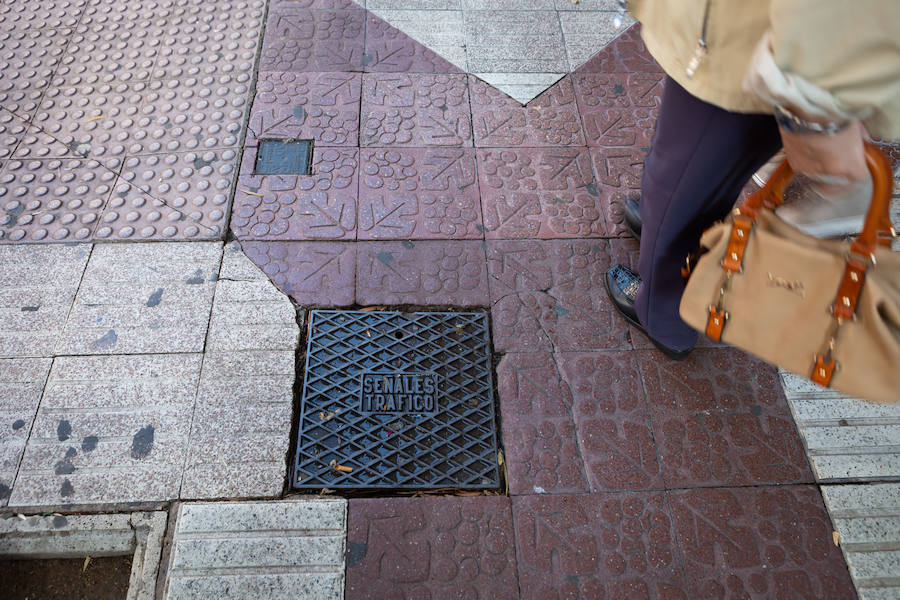 La calle San Antón de Logroño, centro de pasiones compradoras entre logroñeses y visitantes está notando el exceso de trote. La falta de mantenimiento y algunas decisiones dudosas no dejan espacio para la queja. El brillo de las luces de sus escaparates no esconde los problemas de esqueleto.