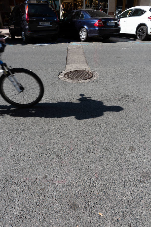 La calle San Antón de Logroño, centro de pasiones compradoras entre logroñeses y visitantes está notando el exceso de trote. La falta de mantenimiento y algunas decisiones dudosas no dejan espacio para la queja. El brillo de las luces de sus escaparates no esconde los problemas de esqueleto.