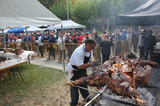 El público saboreó las dos terneras asadas al carbón. :